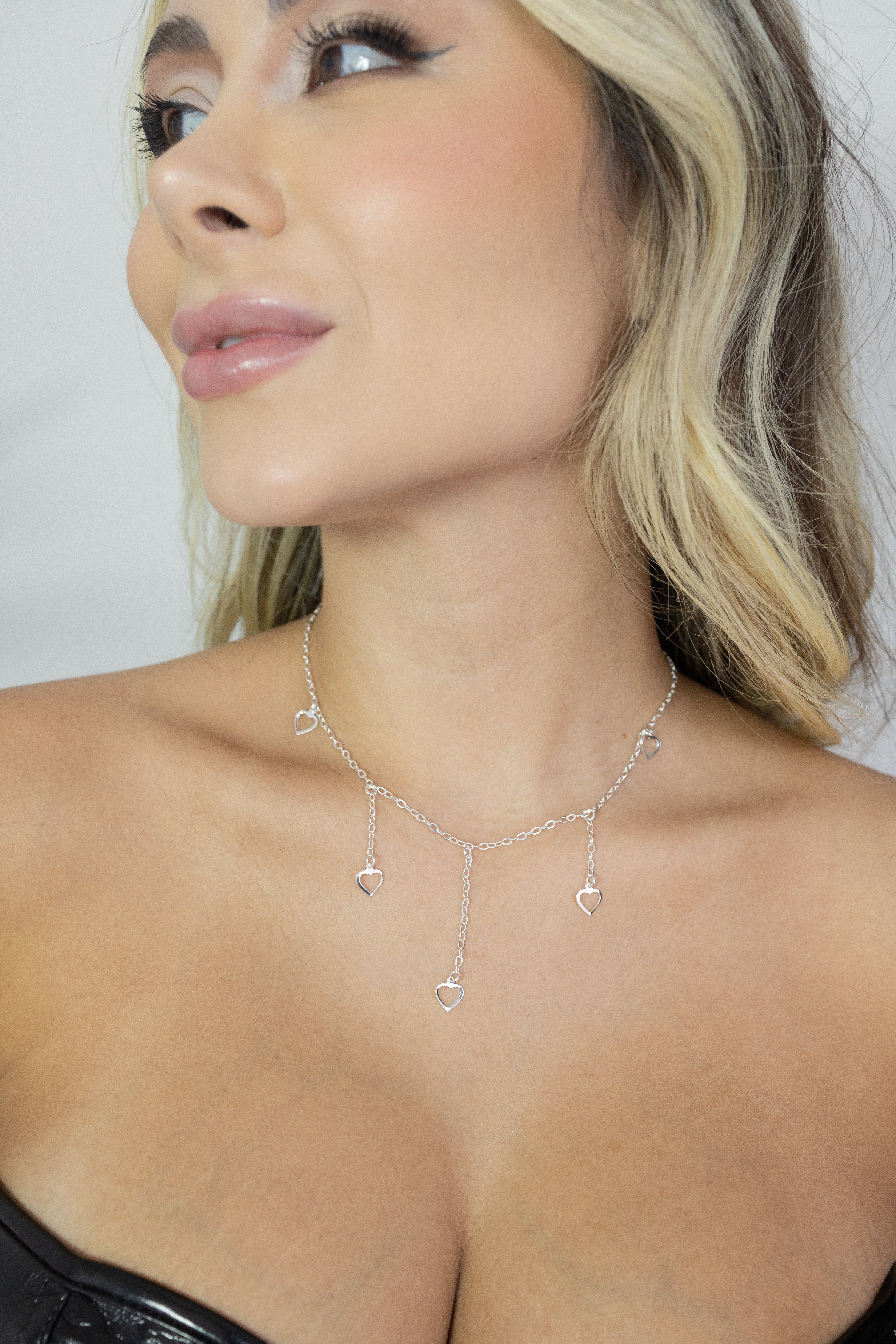 Choker com Corações Vazados Pendurados em Prata 925