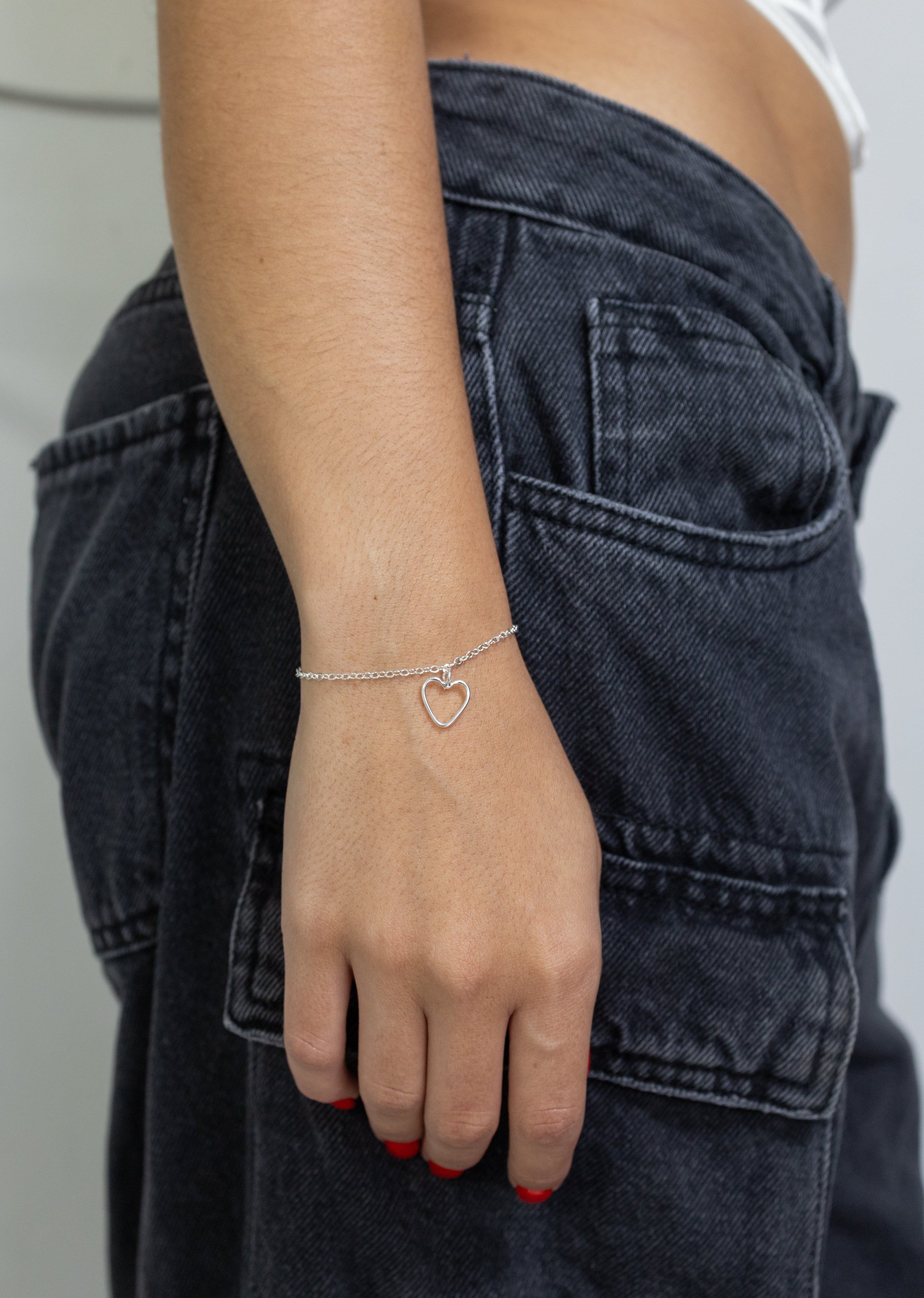 Pulseira com Pingente de Coração Vazado em Prata 925