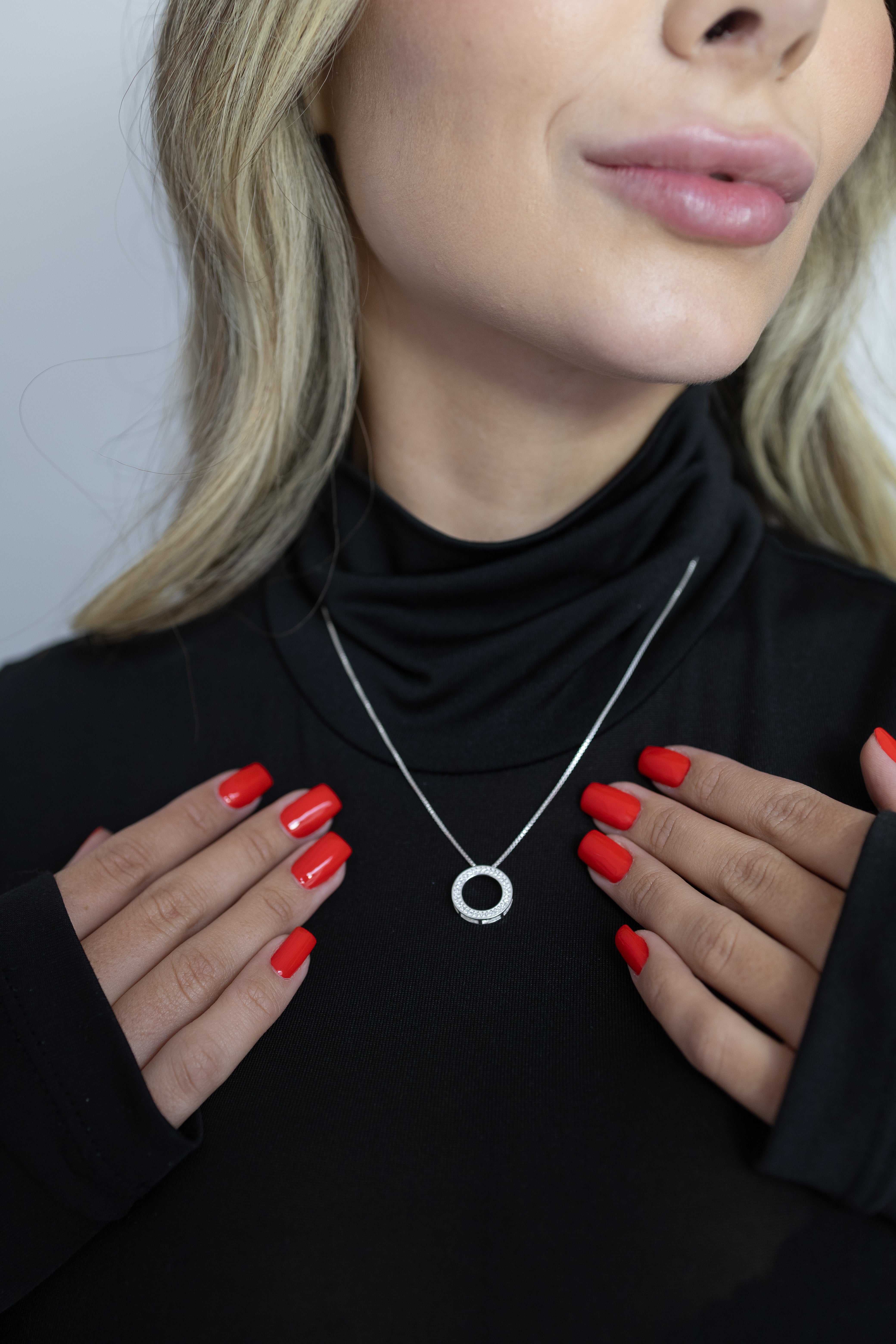 Colar Círculo Cravejado com Pedras de Zircônia em Prata 925