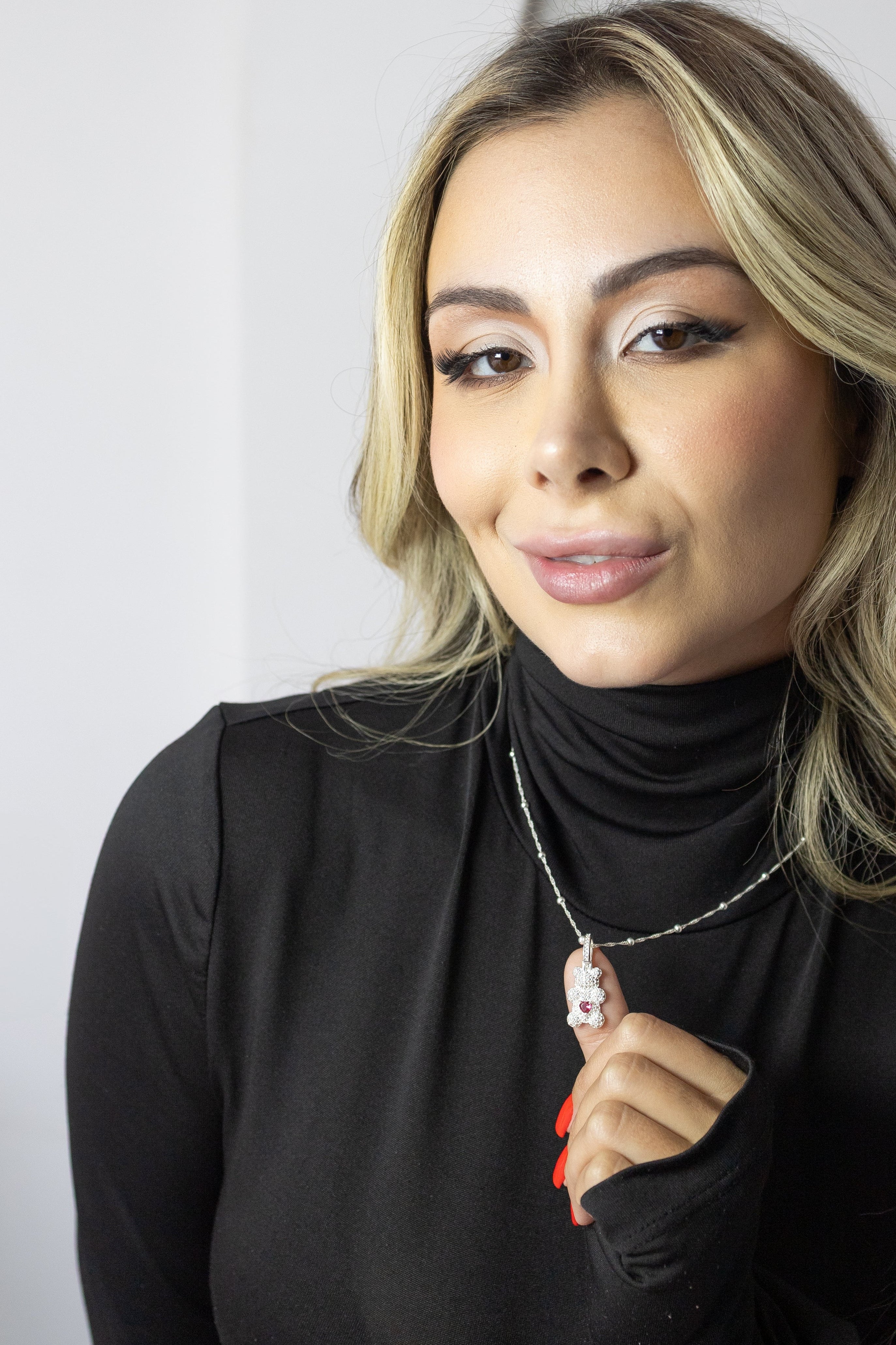 Colar de Urso Cravejado com Ponto de Luz Vermelho e Corrente de Bolinha em Prata 925