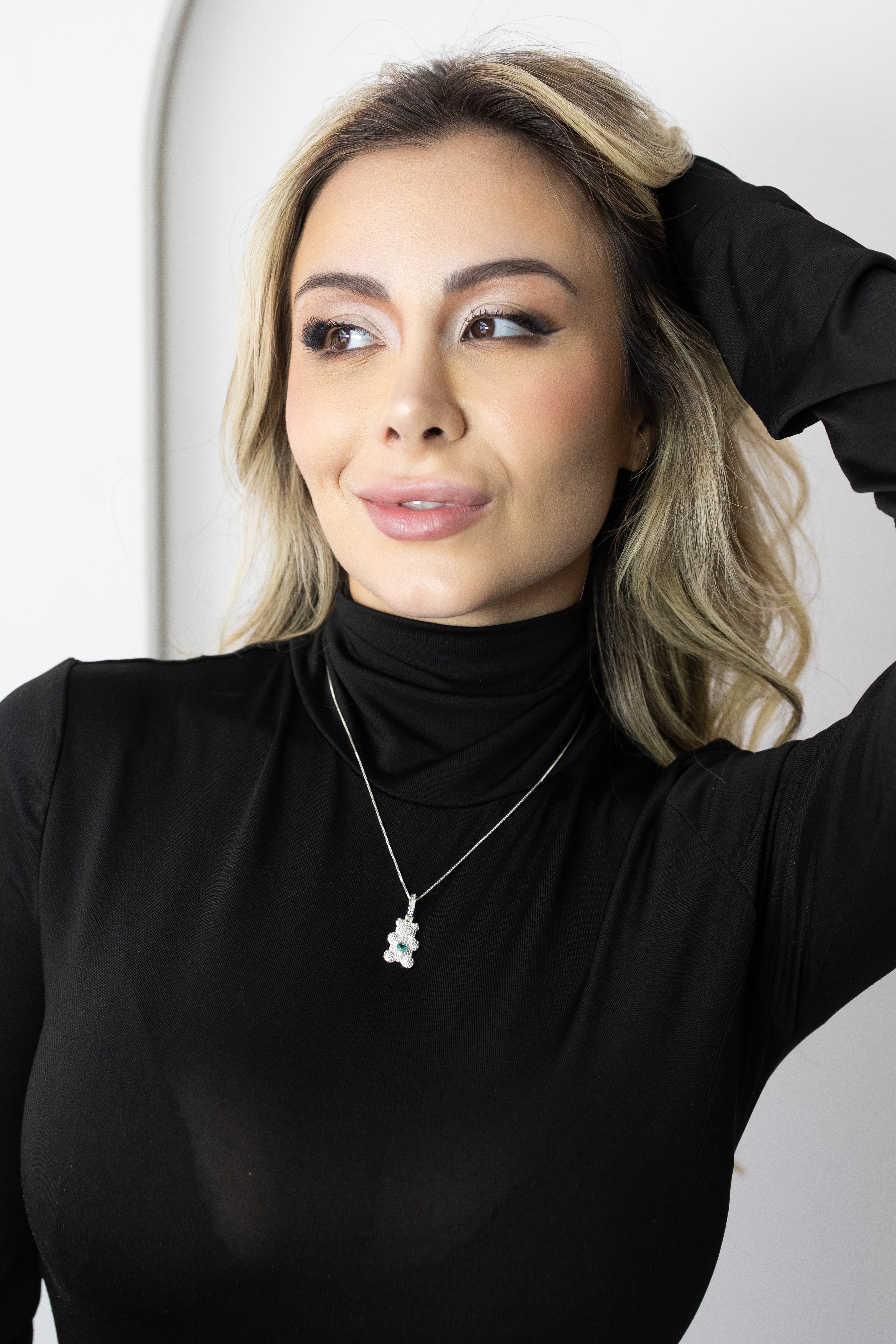 Colar de Urso Cravejado com Ponto de Luz Verde e Corrente veneziana em Prata 925